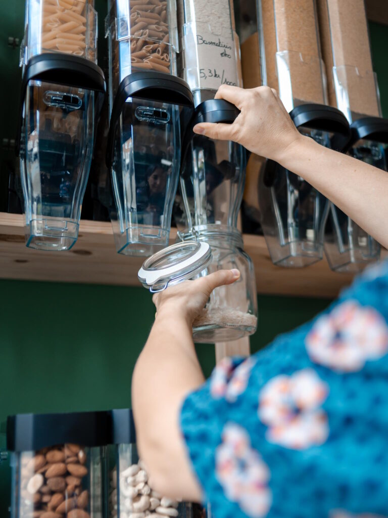 Veronique fylder ris i et patentglas